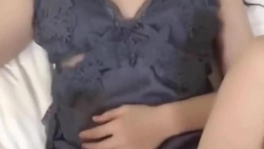 漂亮美眉 酒喝多了 想睡觉 被撩起睡裙扛着大腿就无套输出