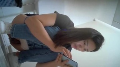 科技楼厕拍连拍两位美女,几乎没毛的肥美的嫩逼