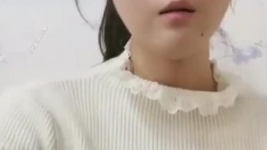 00后漂亮学生妹 上课无聊 脱下校服抠逼紫薇 觉得还不过瘾 干脆撩起上衣露奶子真漂亮