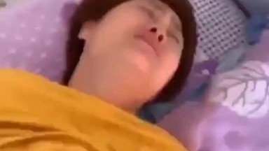 短发少妇偷情 你有病啊 抱着腿 不让拍脸抢手机 被狂轰滥炸后乖乖听话抱着腿 这速度再强势的女人都征服 内射