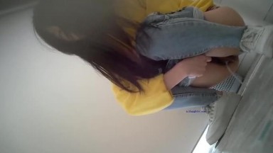 科技楼厕拍蹲守又一位黄衣牛仔裤长发美女 极为干净的鲍鱼一条缝