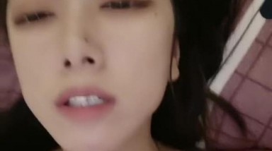 冷艳颜值女神被炮友各种操，近距离特写舔蛋，爸爸用大JB插我，淫语骚话娇喘不断，对着镜头进进出出猛操