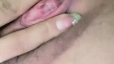 阿巴阿巴高颜值美女密码房小尺度诱惑，脱下罩罩揉捏奶子，厕所坐在马桶上掰穴特写，洗澡湿身穿上连体丝袜非常诱人