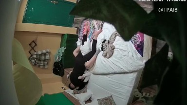 主題酒店情趣房拍攝到的猴急小夥與漂亮女友開房愛愛 剛進屋就匆忙扒光衣服開操幹得呻吟不斷 露臉高清