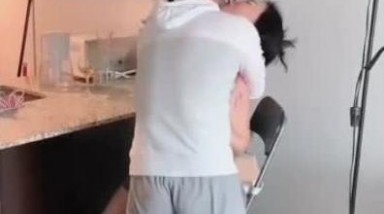 儿子看见妈妈被人操 性欲大发也把妈妈操了 