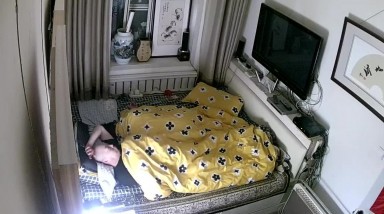 家庭摄像头破解 光头女儿回娘家 睡到半夜被光头爸爸叫起来操逼