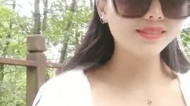 【渣女来袭】下午到公园，保安大哥也中招，口交啪啪，站着撒尿玩得超疯狂