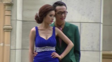 一路跟踪尾随偷拍在广场拍婚前写真的美女上厕所