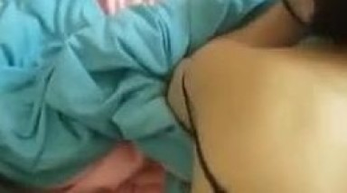 床上做爱给客户打电话，强忍住！！电话一挂叫春声响彻，隔壁都能听到！赶紧再打一次。“啊老公，我不要打电话了！”