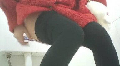 超漂亮的美少妇尿完屁股都不擦一下