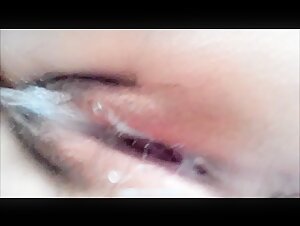 Mạo hiểm mạng sống để lẻn vào bộ sưu tập lớn những cạm bẫy bị lật đổ trong nhà vệ sinh công cộng dành cho phụ nữ. Nhiều loại cô gái trẻ đã bị bắt gặp khi họ được giải tỏa và không thể không chạm vào họ khi nhìn thấy âm hộ của họ            
