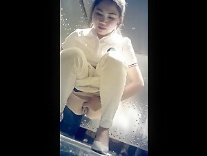 KTV女厕偷拍白裤子少妇喝的有点多尿的有点急